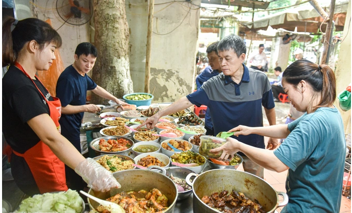 Rice Shop with a Menu of Nearly 50 Dishes, More than 25 Years in Hanoi
